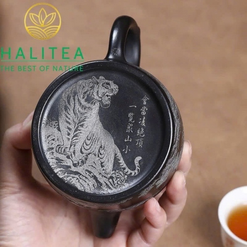 Ấm Tử Sa Tần Quyền Huyền Thiết Thạch Hoàng Khắc Sơn Thủy 300ml