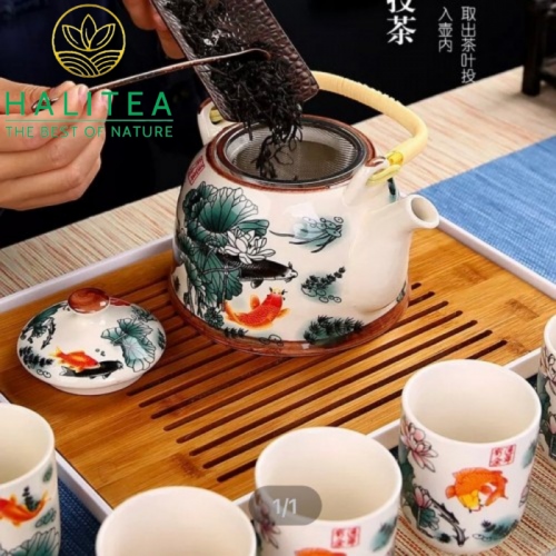 Bộ Ấm Trà Sứ Quai Xách Có Lưới Lọc Họa Tiết Sen Cá 900ml