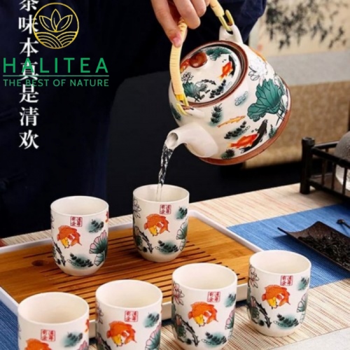 Bộ Ấm Trà Sứ Quai Xách Có Lưới Lọc Họa Tiết Sen Cá 900ml