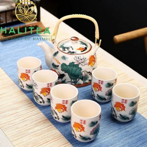Bộ Ấm Trà Sứ Quai Xách Có Lưới Lọc Họa Tiết Sen Cá 900ml