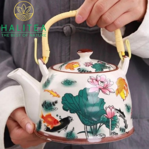 Bộ Ấm Trà Sứ Quai Xách Có Lưới Lọc Họa Tiết Sen Cá 900ml