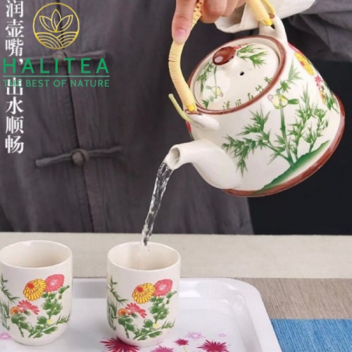 Bộ Ấm Trà Sứ Quai Xách Có Lưới Lọc Họa Tiết Tre Trúc 900ml