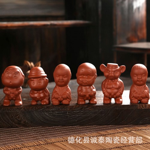 Chú Tiểu Trưng Bày Bàn Trà