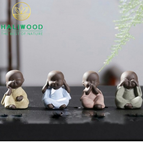 Thác Khói Trầm Hương Chú Tiểu Bên Núi Đá
