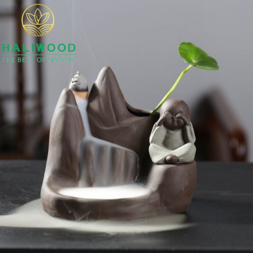 Thác Khói Trầm Hương Chú Tiểu Bên Núi Đá