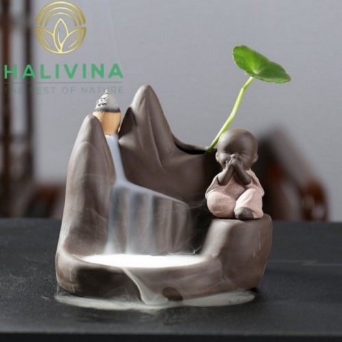 Thác Khói Trầm Hương Chú Tiểu Bên Núi Đá
