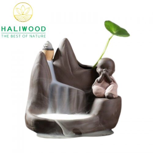 Thác Khói Trầm Hương Chú Tiểu Bên Núi Đá