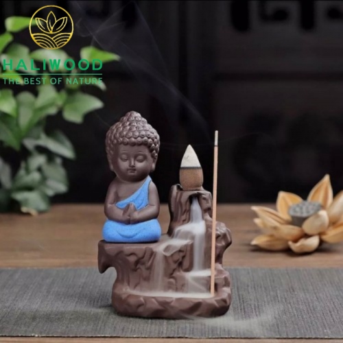 Thác Khói Trầm Hương Chú Tiểu Thiền Bên Thác