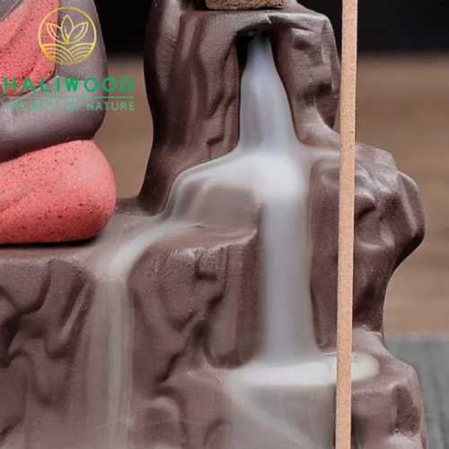 Thác Khói Trầm Hương Chú Tiểu Thiền Bên Thác