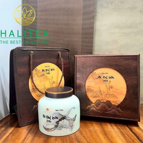 Trà Đinh Xuân 2026 Đặc Cấp Tân Cương Thái Nguyên – Hộp Gỗ Hũ Sứ Cao Cấp HALITEA