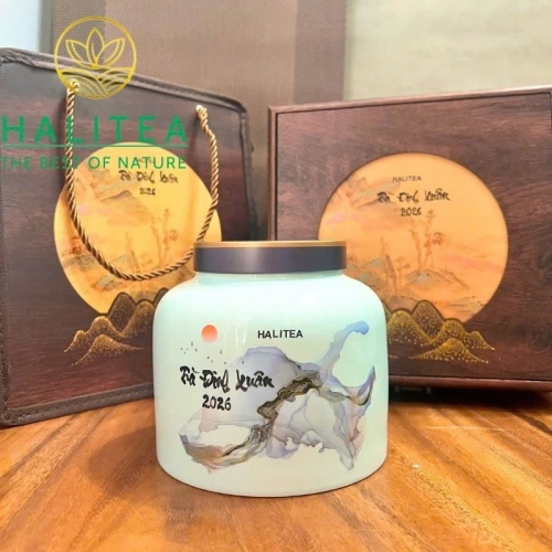 Trà Đinh Xuân 2026 Đặc Cấp Tân Cương Thái Nguyên – Hộp Gỗ Hũ Sứ Cao Cấp HALITEA
