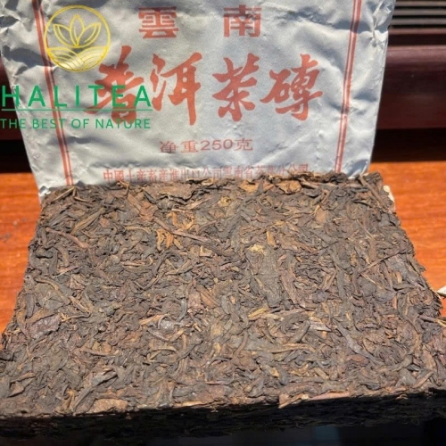 Trà Phổ Nhĩ Chín Đại Ích (Dayi – 7581) 2000 Dòng Cổ Điển – Gạch 250g