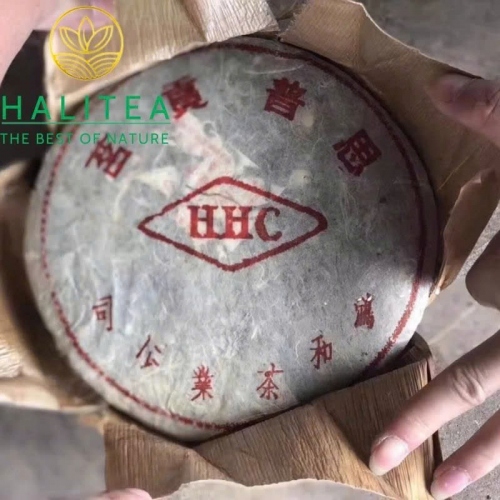 Trà Phổ Nhĩ Sống HHC (Hong He Gong She) 2002 Hồng Hòa Công Xã - Bánh 357g